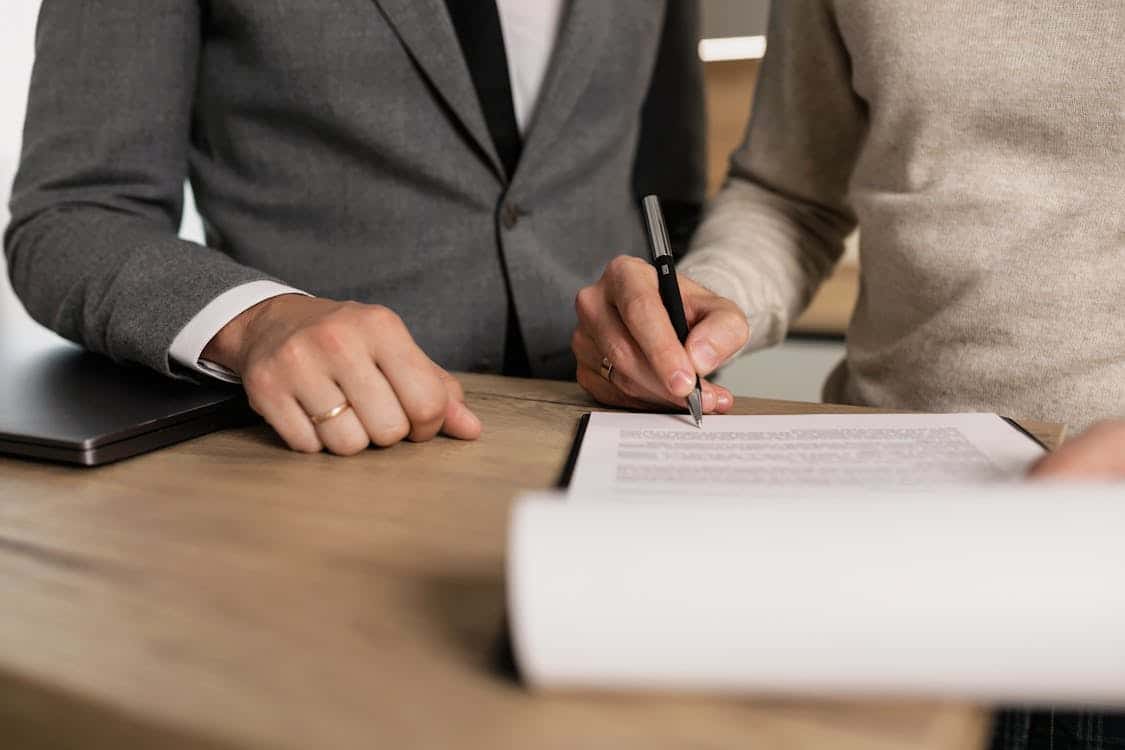 personne qui signe un document